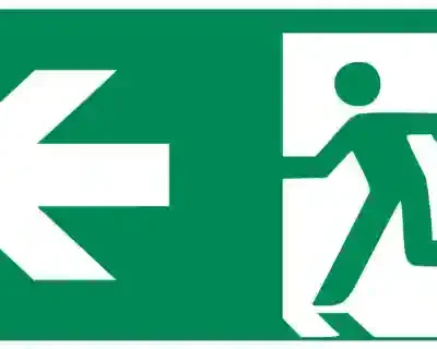 Ugunsdrošības uzlīme – 5.2. un 5.3. Durvis evakuācijas ceļā ar bultu pa kreisi