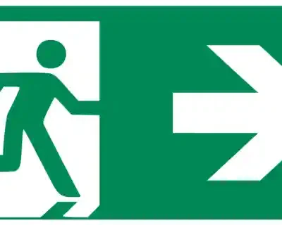 Ugunsdrošības uzlīme – 5.2. un 5.3. Durvis evakuācijas ceļā ar bultu pa labi
