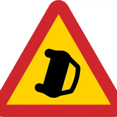 Uzlīme Biežas autoavārijas brīdinājuma zīme uz ceļa