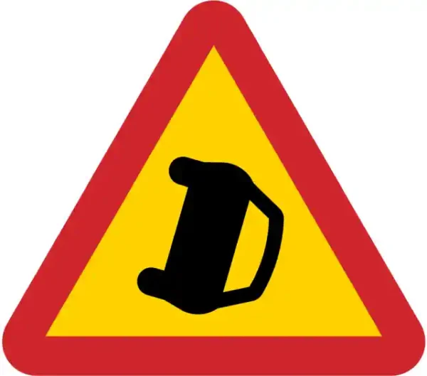 Uzlīme Biežas autoavārijas brīdinājuma zīme uz ceļa