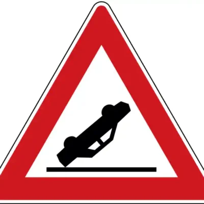 Uzlīme Biežas autoavārijas brīdinājuma zīme uz ceļa