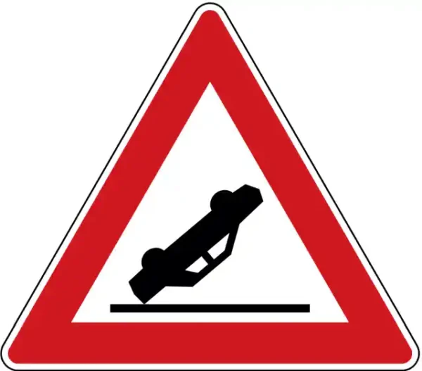 Uzlīme Biežas autoavārijas brīdinājuma zīme uz ceļa