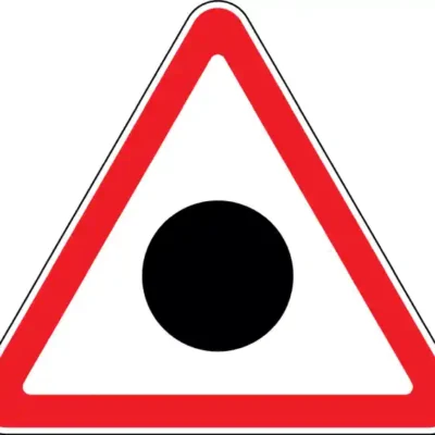 Uzlīme Biežas autoavārijas brīdinājuma zīme uz ceļa