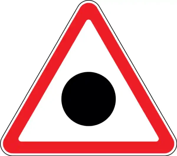 Uzlīme Biežas autoavārijas brīdinājuma zīme uz ceļa