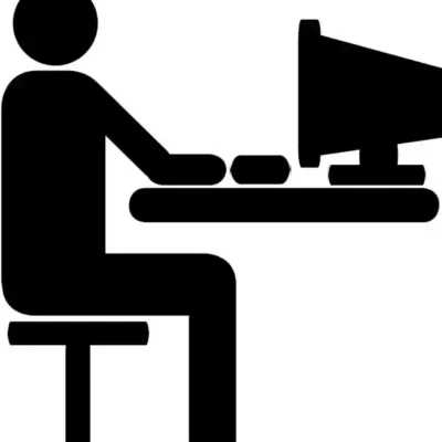 Uzlīme Cilvēks pie datora melnbalta