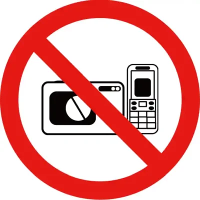 Uzlīme Fotografēt un izmantot mobilos telefonus aizliegts aizlieguma zīme sabedriskās vietās