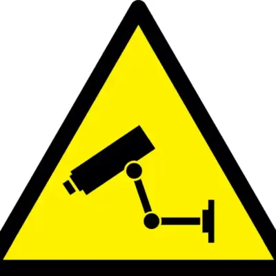 Uzlīme Uzmanību notiek videonovērošana dzeltena trijstūra zīme