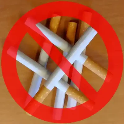 Uzlīme Smēķēt aizliegts daudz cigarešu fonā