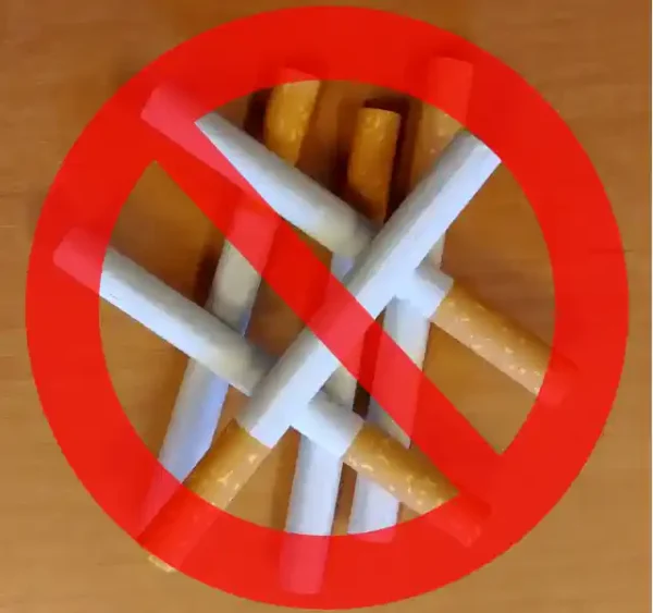 Uzlīme Smēķēt aizliegts daudz cigarešu fonā