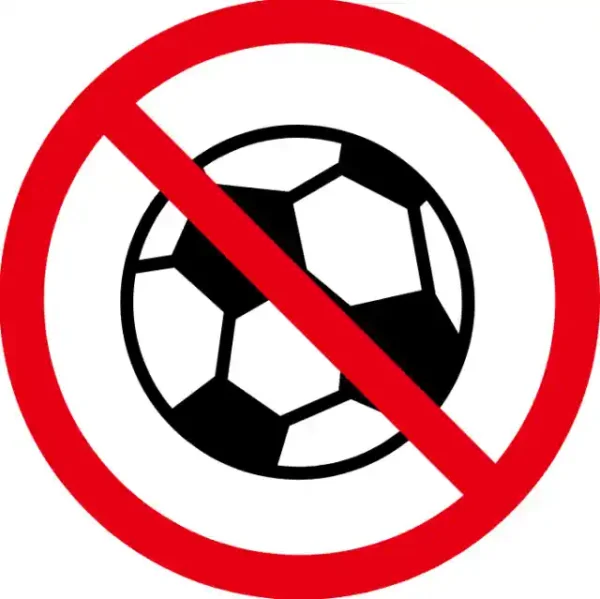 Uzlīme Spēlēt futbolu aizliegts