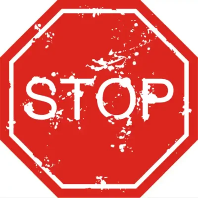 Uzlīme STOP zīme apdilusi nolupusi