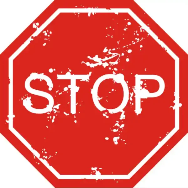 Uzlīme STOP zīme apdilusi nolupusi