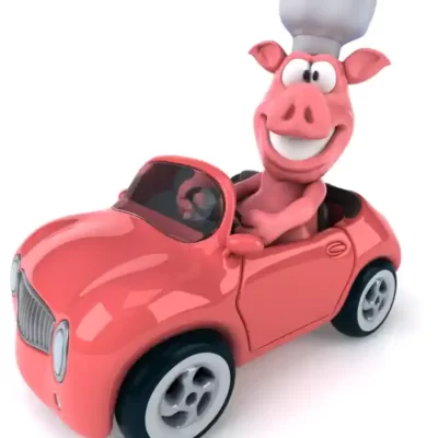 Auto moto uzlīme - Smaidīga cūkaa ar augstu baltu cepuri mazā rozīgā mašīnītē