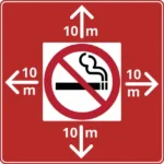 Zīme "Nesmēķēt tuvāk par 10 metriem no ieejas" ar bultām uz visām četrām pusēm
