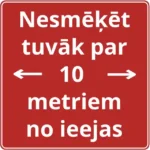 Zīme uzlime uzraksts uz sarkana fona "Nesmēķēt tuvāk par 10 metriem no ieejas"