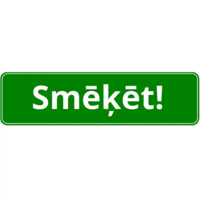Zīme, uzlīme, uzraksts "Smēķēt!" baltiem burtiem uz zaļa fona, noapaļotiem stūriem, baltu līniju gar malu